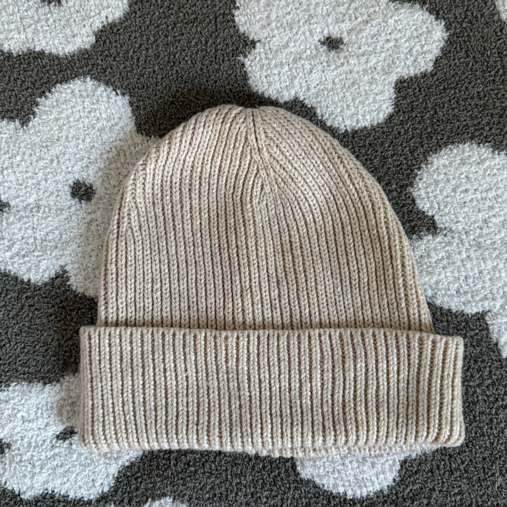Old Navy beanie in cream